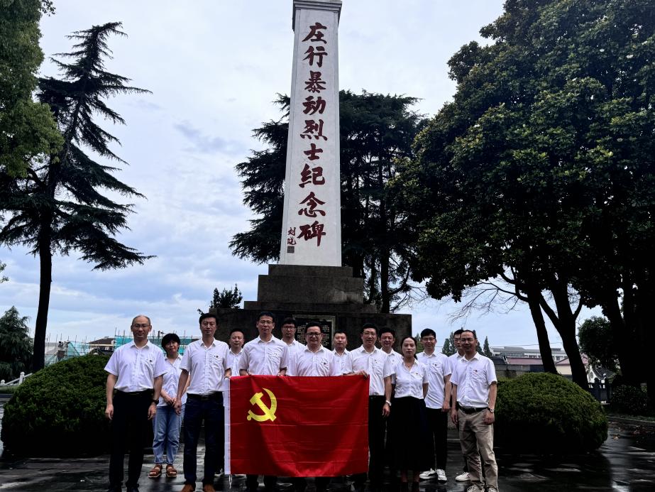 纪念碑党员合影